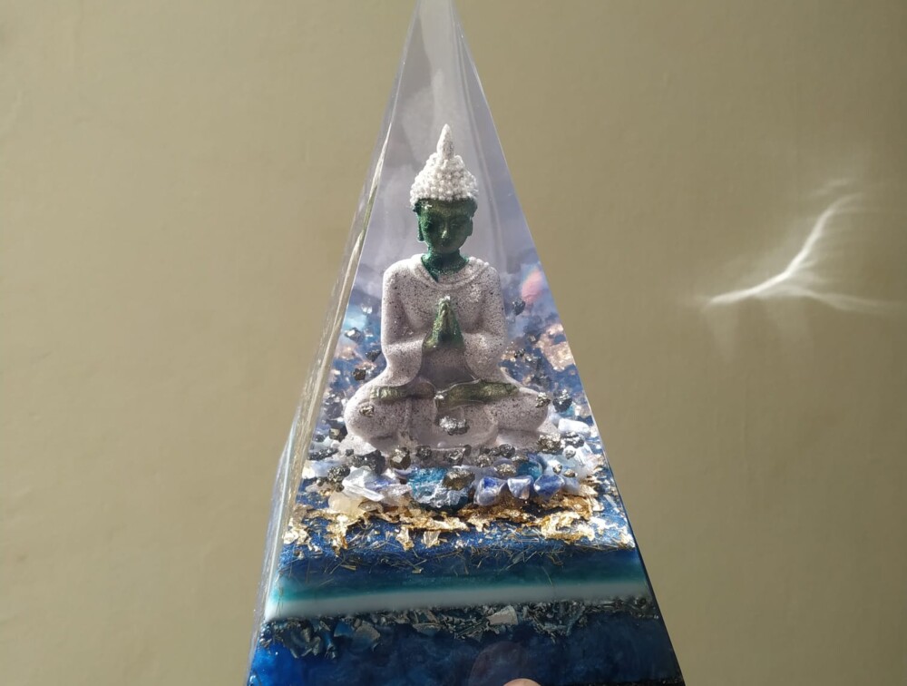 Pirâmide Orgonite Buda - Transcendent Blue